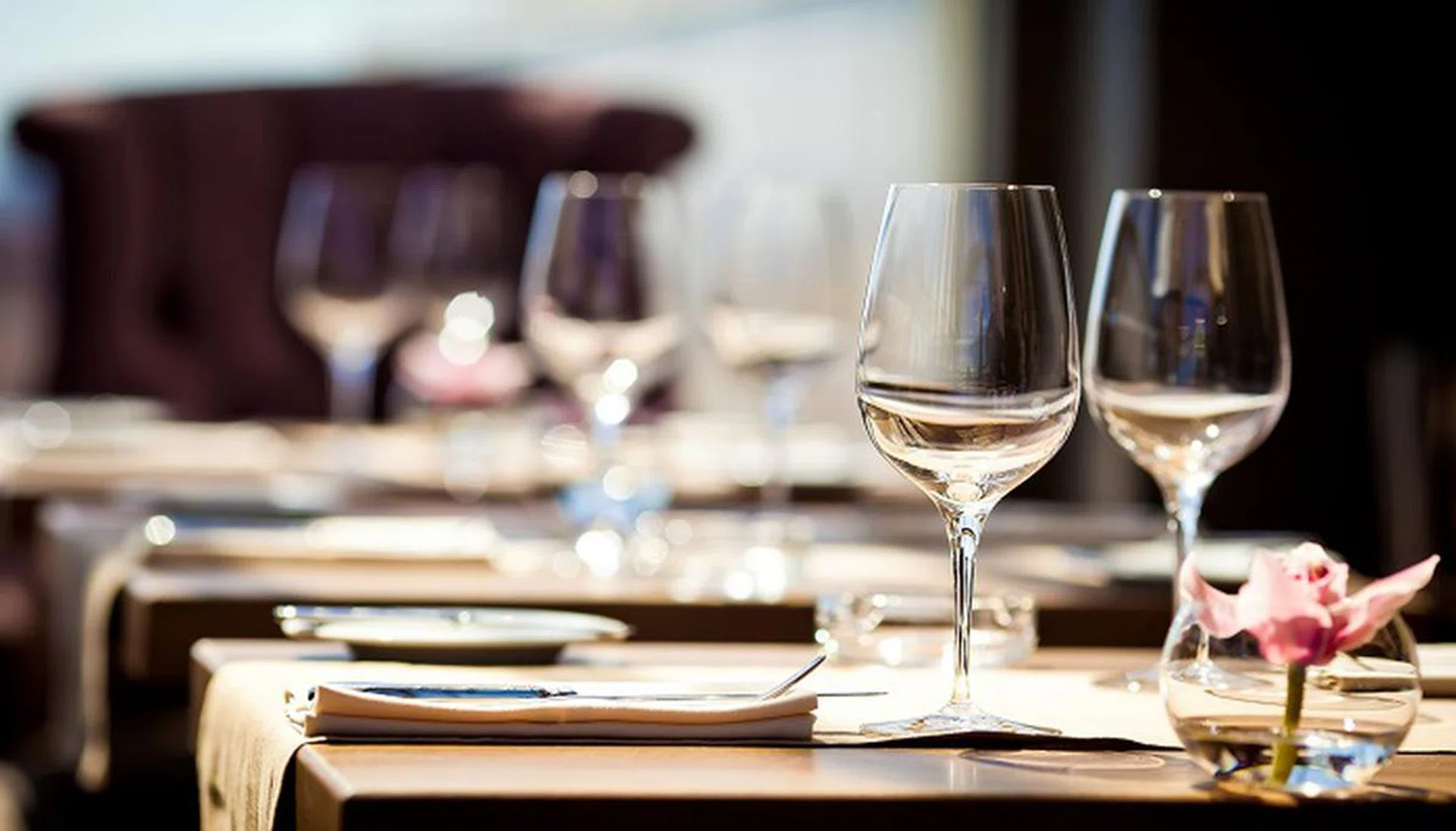 11446725 - empty glasses in restaurant