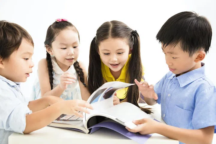 group of school kids studing together
