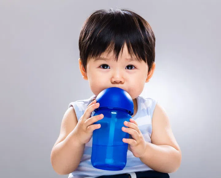 30968659 - baby drink with water bottle
