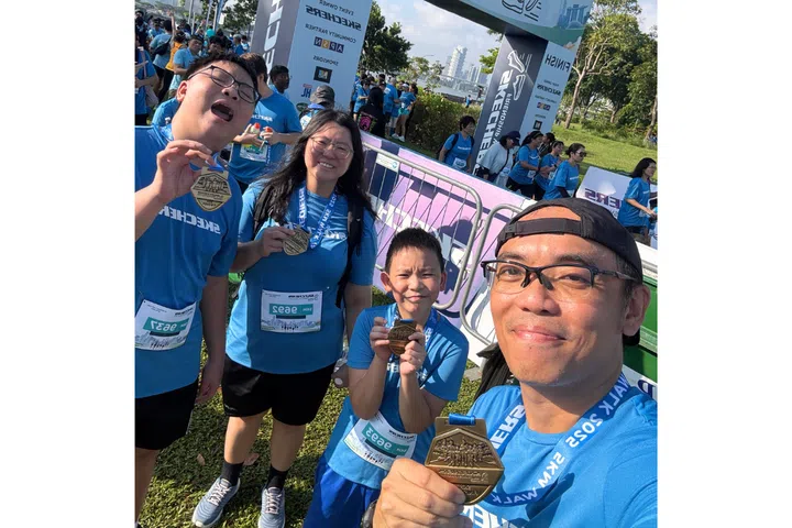 runner kao family skechers friendship walk 2025