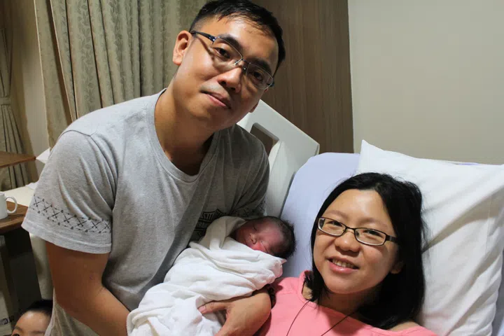 Runner Kao and wife Lynn Teo after delivering their second child