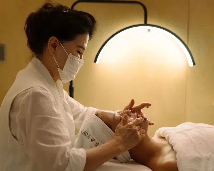 Best Skin Barrier-Strengthening Facial
Sensi Treatment, Sage and Fawn