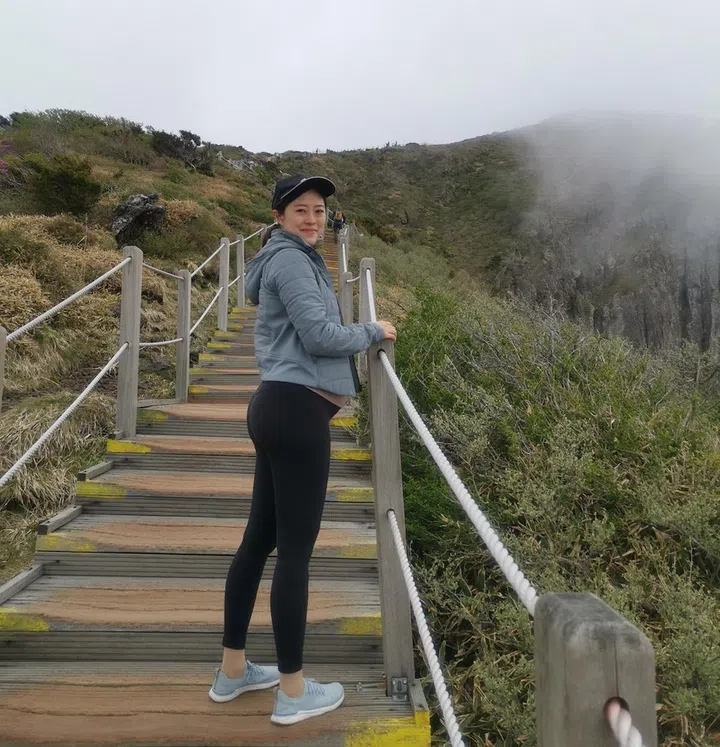 Li Jun on her babymoon hike in Jeju Island at 32 weeks of pregnancy. Photo credit: Pek Li Jun