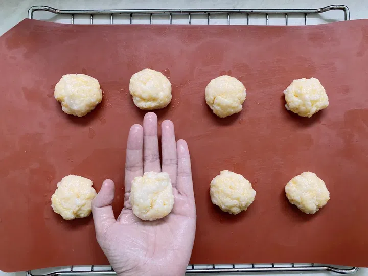 04. Roll the mixture into palm-sized balls and place on baking sheet.