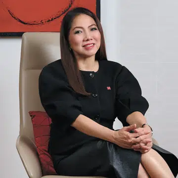 Tan Su Shan reached the top. Then, she sent the elevator back down