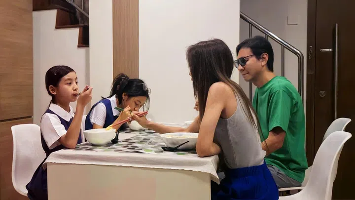 Elin and her family having dinner at home. Photo credit: Elin Soo