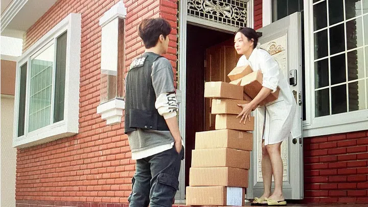 Chief Hong Du-sik and Yoon Hye Jin, lead characters in Netflix's K-Drama, "Hometown Cha Cha Cha".