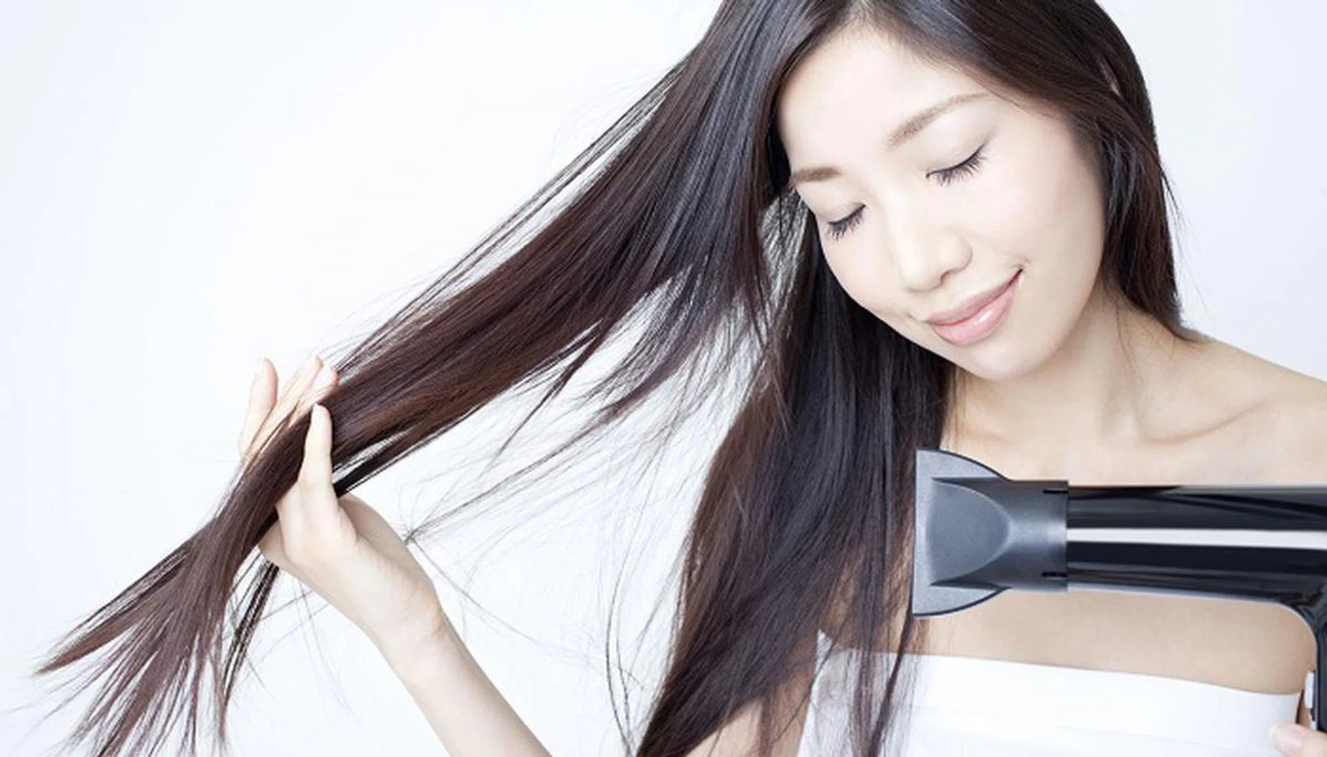 47141949 - women dry the hair with a dryer