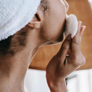 Is micellar water or oil makeup remover better? A doctor reveals on TikTok. Singapore Women's Weekly (Image Pexels/ Shimazaki)