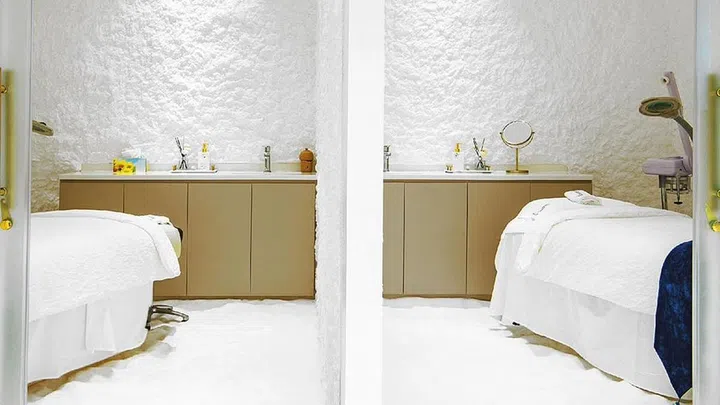 Pablo-Blau-Signature-Salt-Room-Customised-Facial-spa-awards-2024