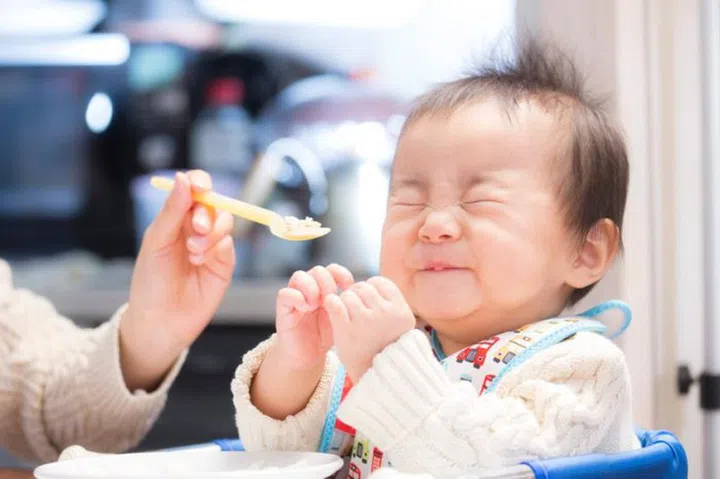 Baby field consecutive pictures that willingly eat baby food