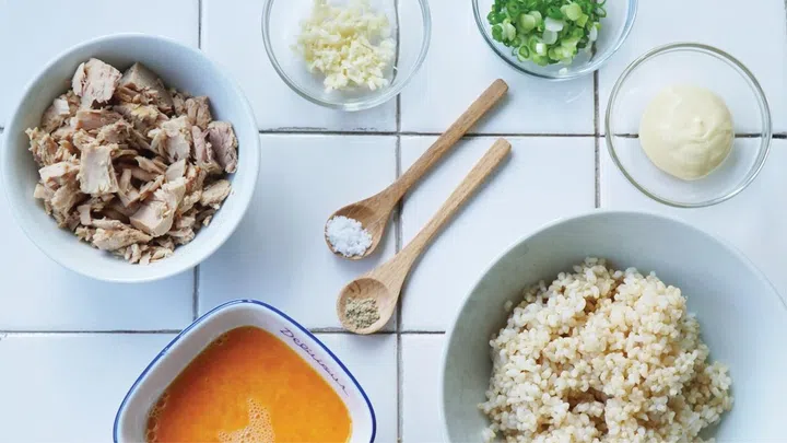  An overview of the ingredients you'll need to make Yakimeshi fried rice. 