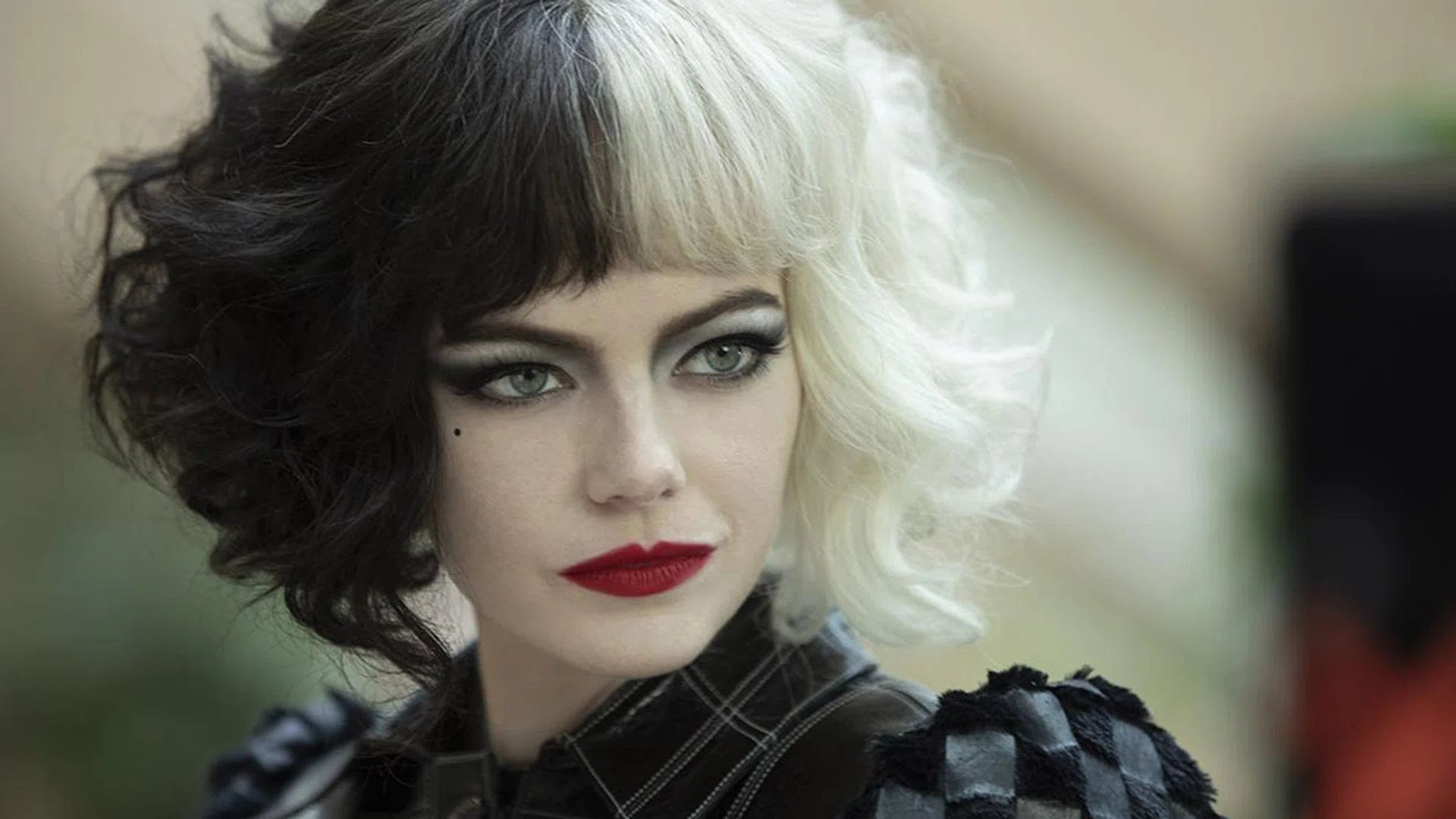 Emma Stone as Cruella in Disney’s live-action CRUELLA. Photo by Laurie Sparham. © 2021 Disney Enterprises Inc. All Rights Reserve