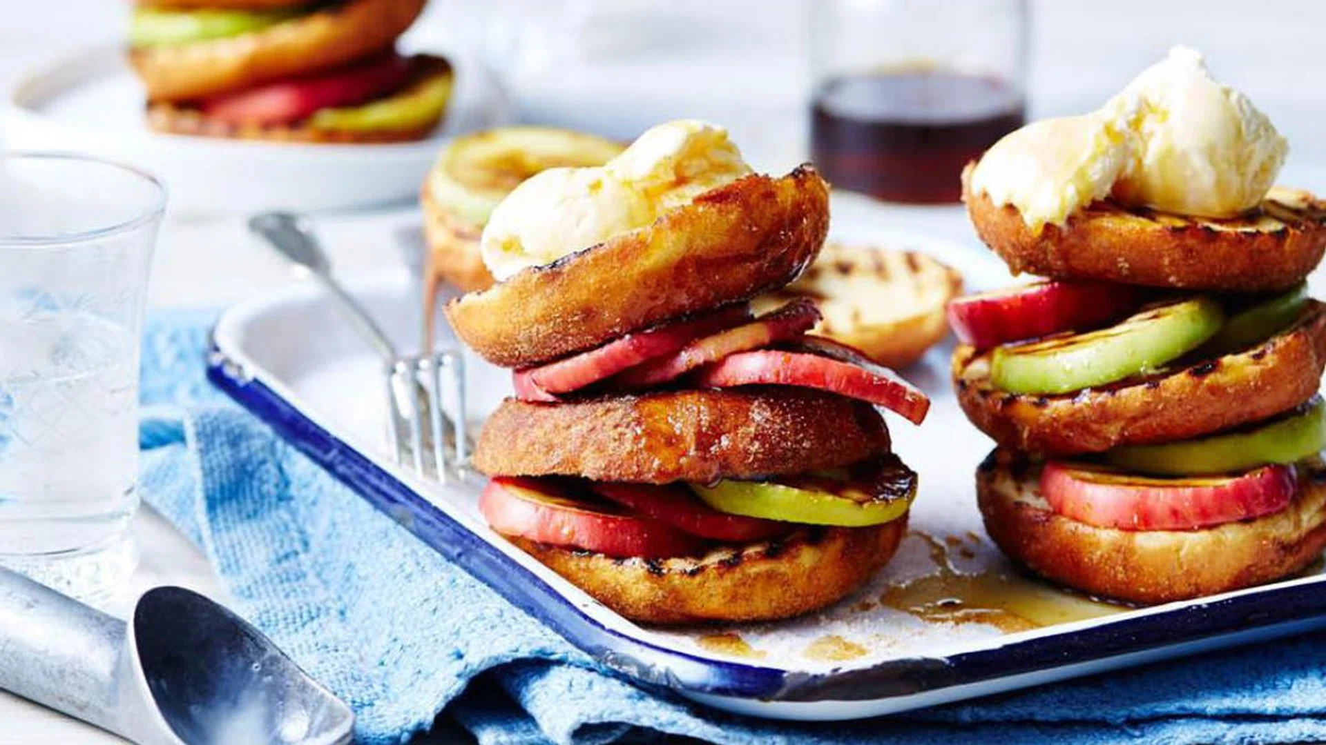 Apple pie doughnuts
