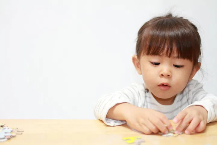 Japanese girl doing jigsaw puzzle (3 years old)