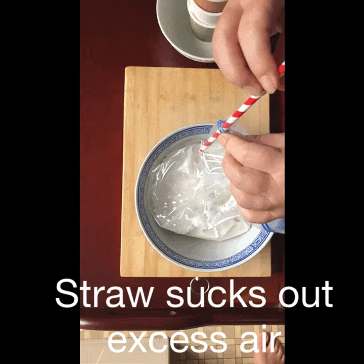03. Push out excess air – or suck out excess air with a straw. Seal bag tightly.
