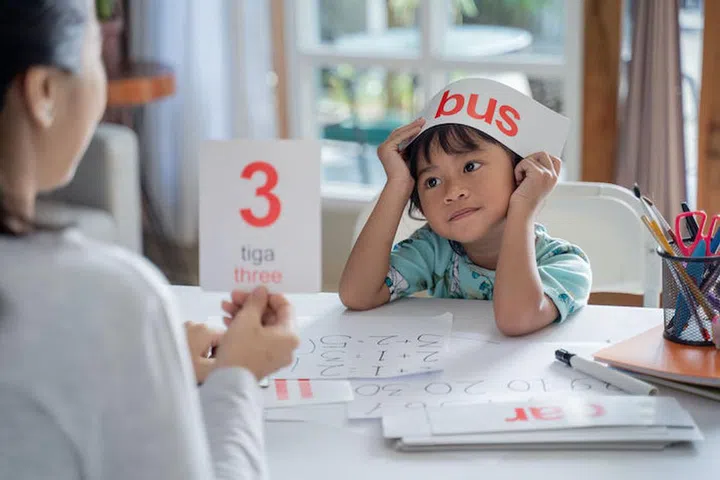 kid enjoy learning number and word using flashcard with mother at home