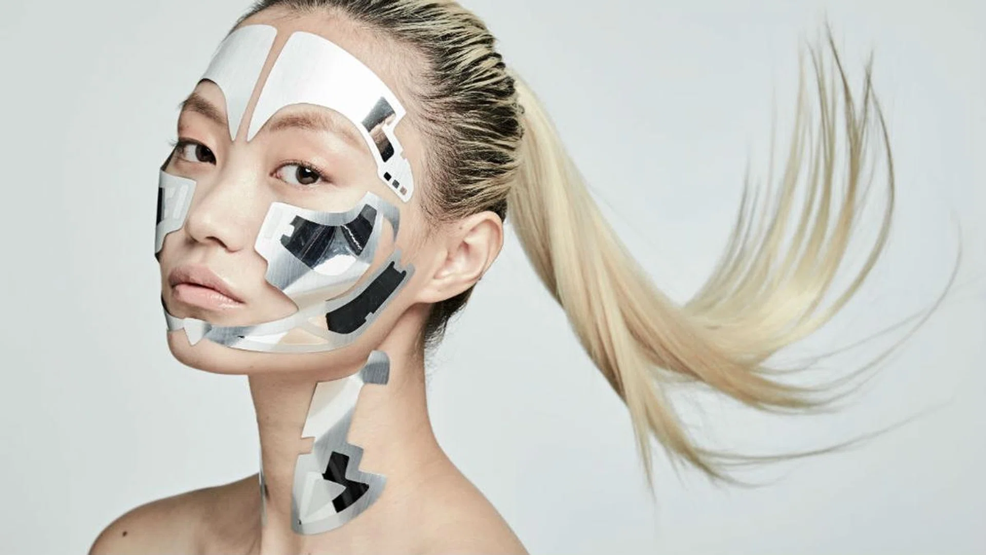 The Best Beauty Tools That Will Help De-Puff Your Face