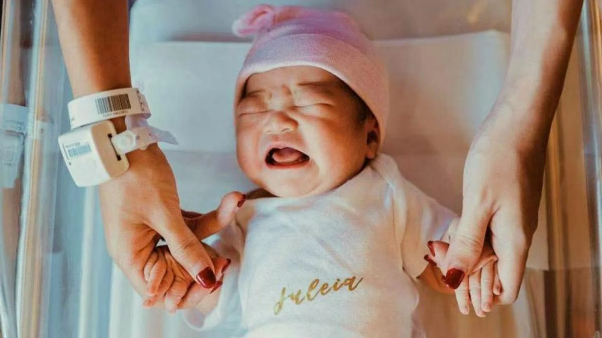 Baby girl Juleia, the third child of Madam Lilin Lee and her husband Goh Bang Hao, on the second day of the birth. PHOTO: COURTESY OF LILIN LEE