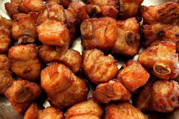01. Marinate the pork ribs for an hour before deep frying.