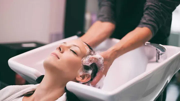 Here, some hair salon etiquette you should abide by – such as turning up with clean hair (Photo by Envato)