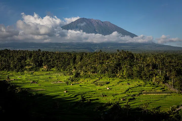 KARANGASEM, BALI, INDONESIA - SEPTEMBER 29: A view of mount Agung on September 29, 2017 in Karangasem regency, Island of Bali, Indonesia. Indonesian authorities declared a state of emergency as hundreds of tremors are recorded at Bali's Mount Agung volcano and around 130,000 villagers evacuated their homes. Authorities issued travel warnings for the popular tourist destination and warned Mount Agung has the potential to erupt imminently although flights to Bali and its main tourist areas remain unaffected for now. (Photo by Ulet Ifansasti/Getty Images)