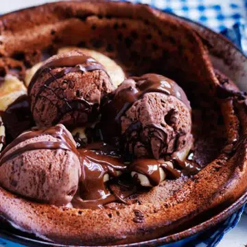 Dutch Chocolate Pancakes With Bananas