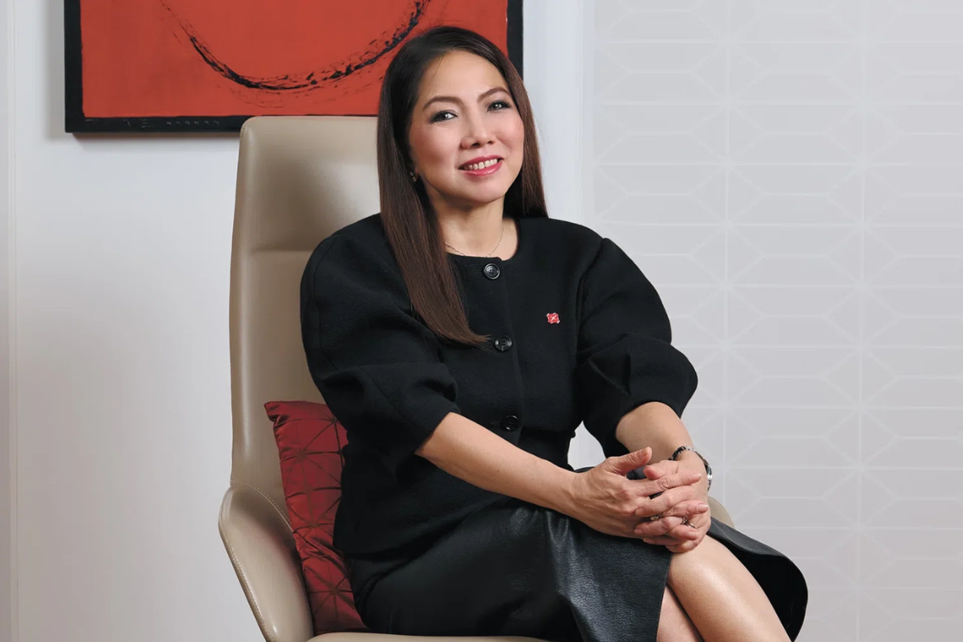 Tan Su Shan reached the top. Then, she sent the elevator back down