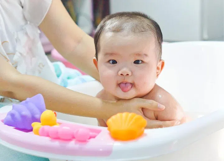 30070562 - take a bath for a young asian baby