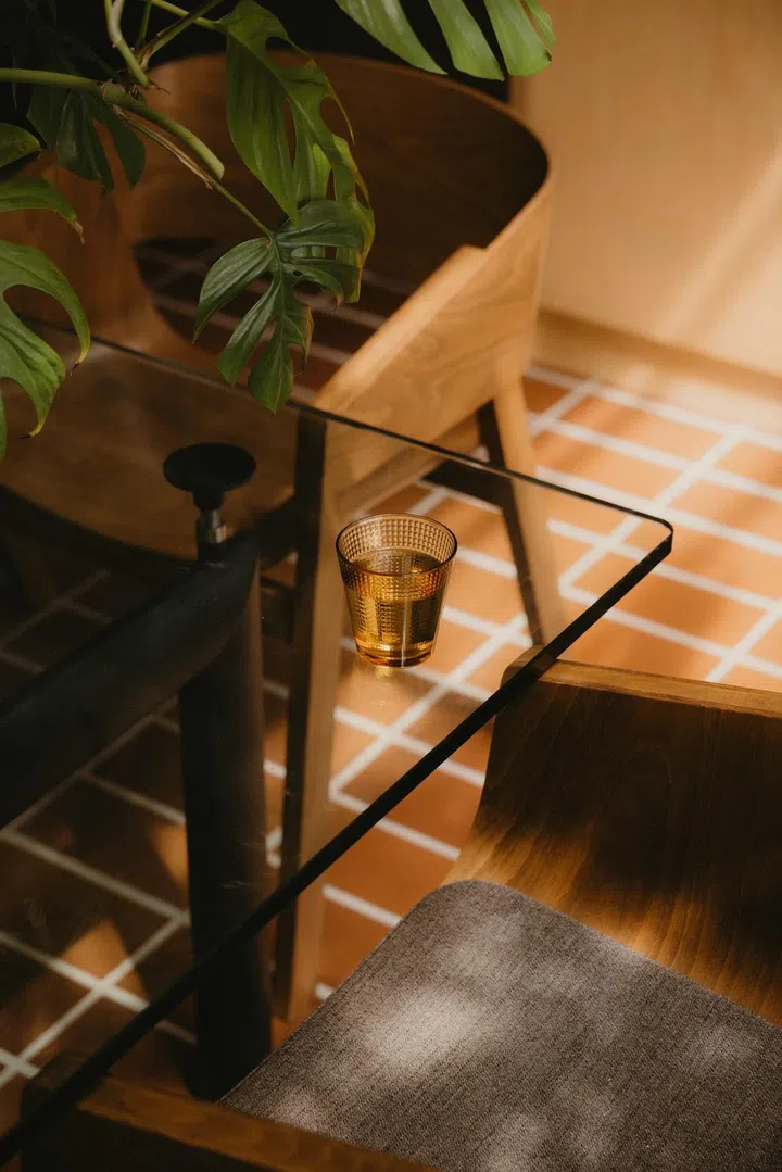 The many earthy materials in the house harmonise with the ample plants. (Photo: Studio Periphery)
