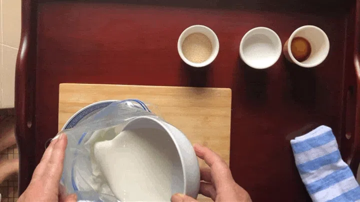 02. In a small resealable plastic bag, combine milk, cream, coconut cream, sugar, vanilla essence.