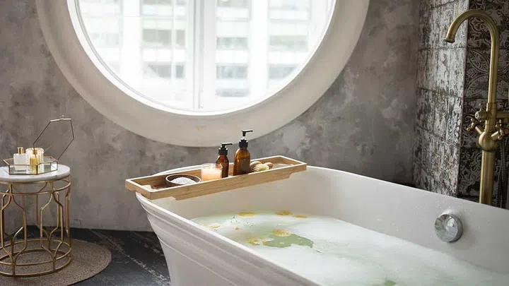 Hot water feels great... but it strips skin of its natural oils. (Photo by Monstera from Pexels)