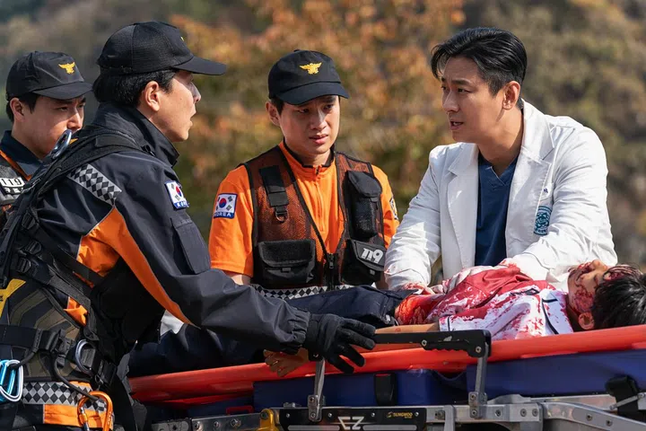 Ju Ji-hoon stars as war-seasoned surgeon Baek Kang-hyuk in The Trauma Code: Heroes on Call. Credit: Han Se-jun/Netflix