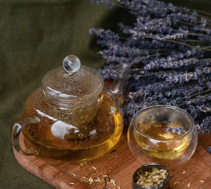 In the evenings, opt for a calming iced lavender and blueberry tea for your child. Photo by Grigoriy/ Pexels