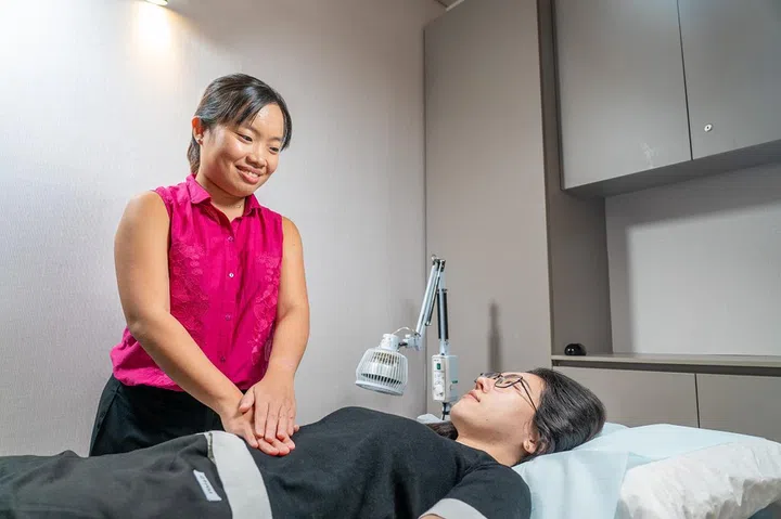 physician tay jia yin treating a patient