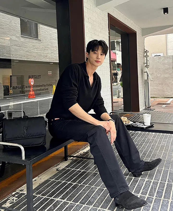 Credit: @byeonwooseok