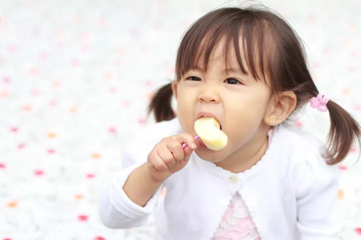 Japanese girl eating an apple (1 year old)