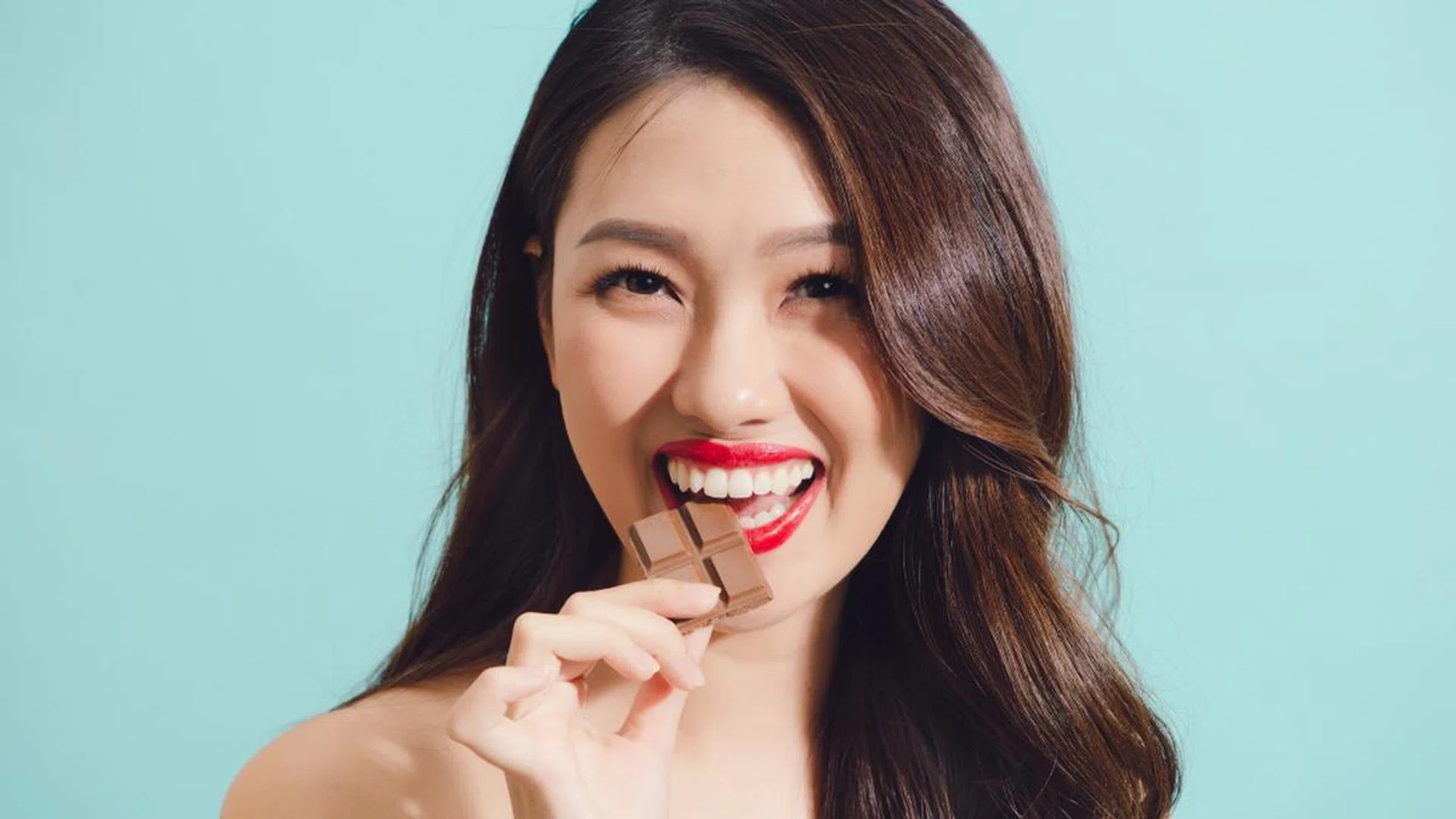 Here's What Eating Too Much Sugar Actually Does To Your Skin_Featured