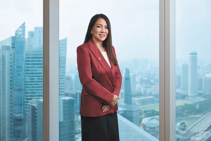 Tan Su Shan reached the top. Then, she sent the elevator back down