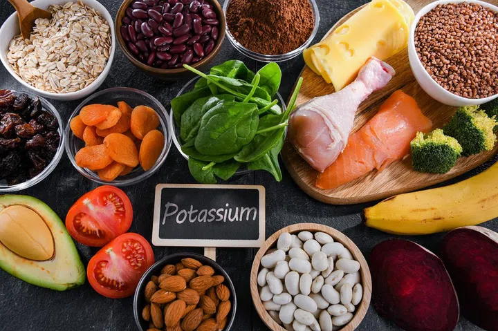 Composition with food products rich in potassium.