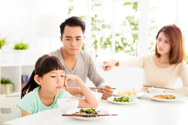 child refuses to eat while family dinner