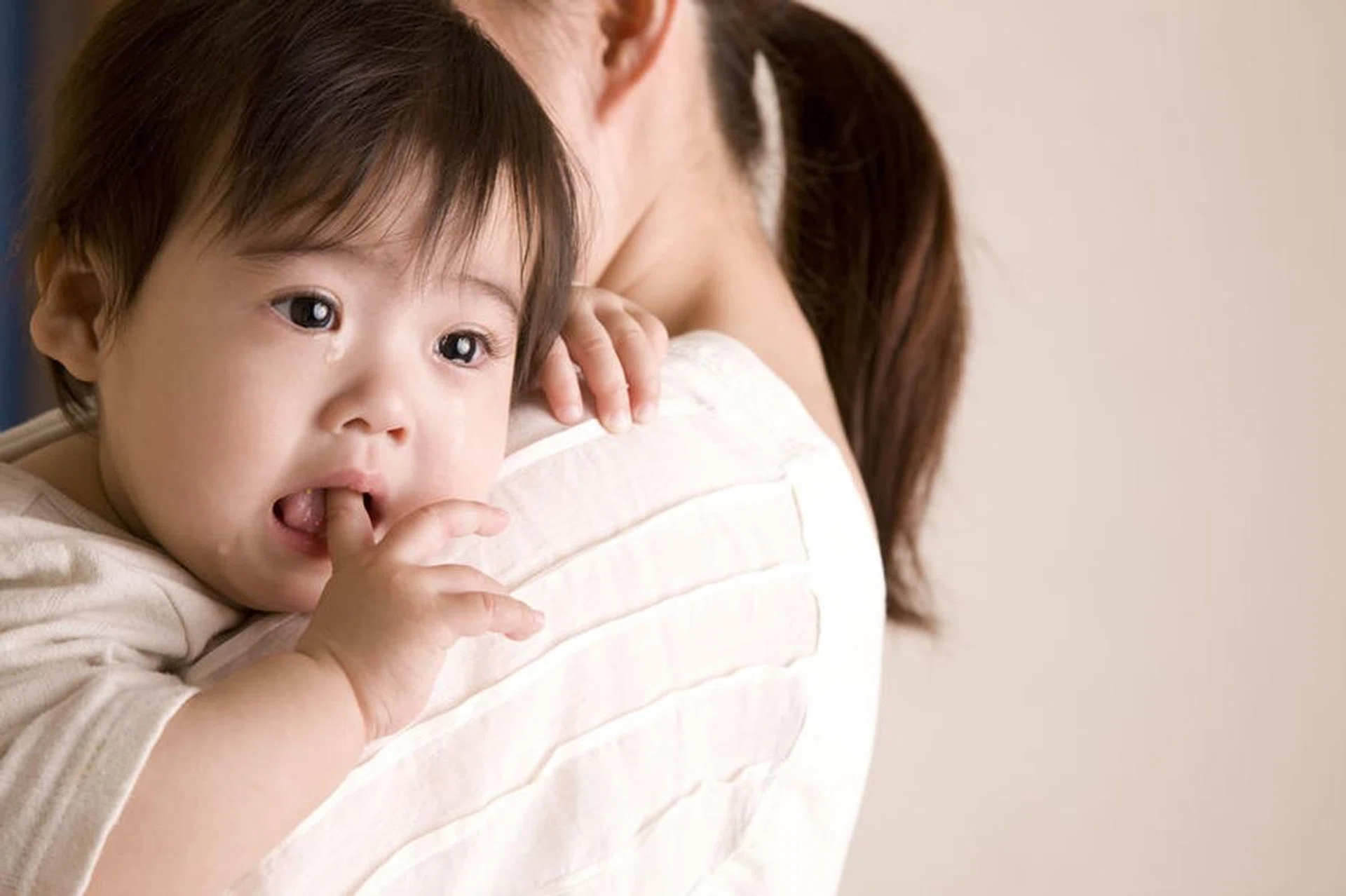 49293630 - baby crying while kuwae the finger