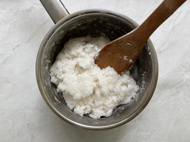 02. Turn off the fire once the mixture comes to a boil. Mix in tapioca flour and garlic till the mixture is smooth. Leave mixture to rest for 10 minutes.