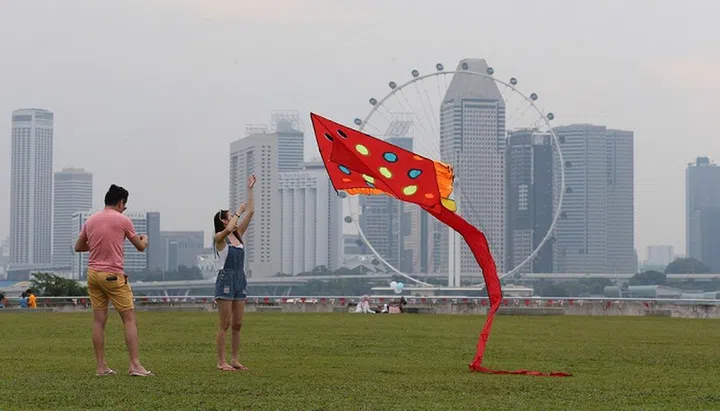 People were out and about at Marina Barrage at 5pm on 27 August 2016 despite hazy conditions. The three-hour Pollutant Standards Index (PSI) was 83 then, according to the National Environment Agency (NEA) website.