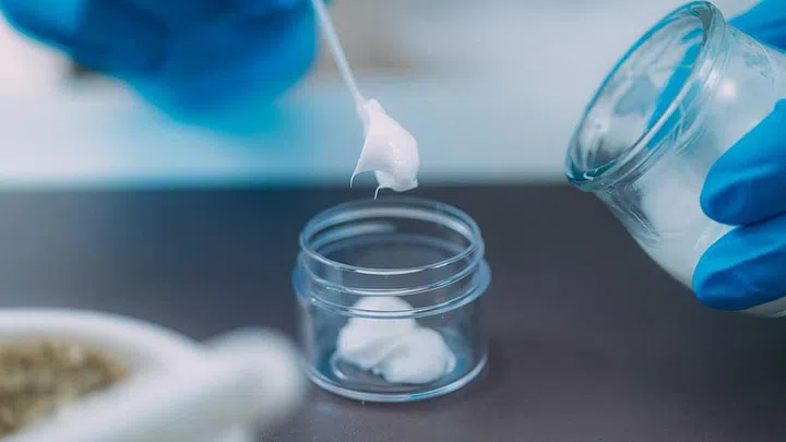 Suu Balm products are entirely steroid free.