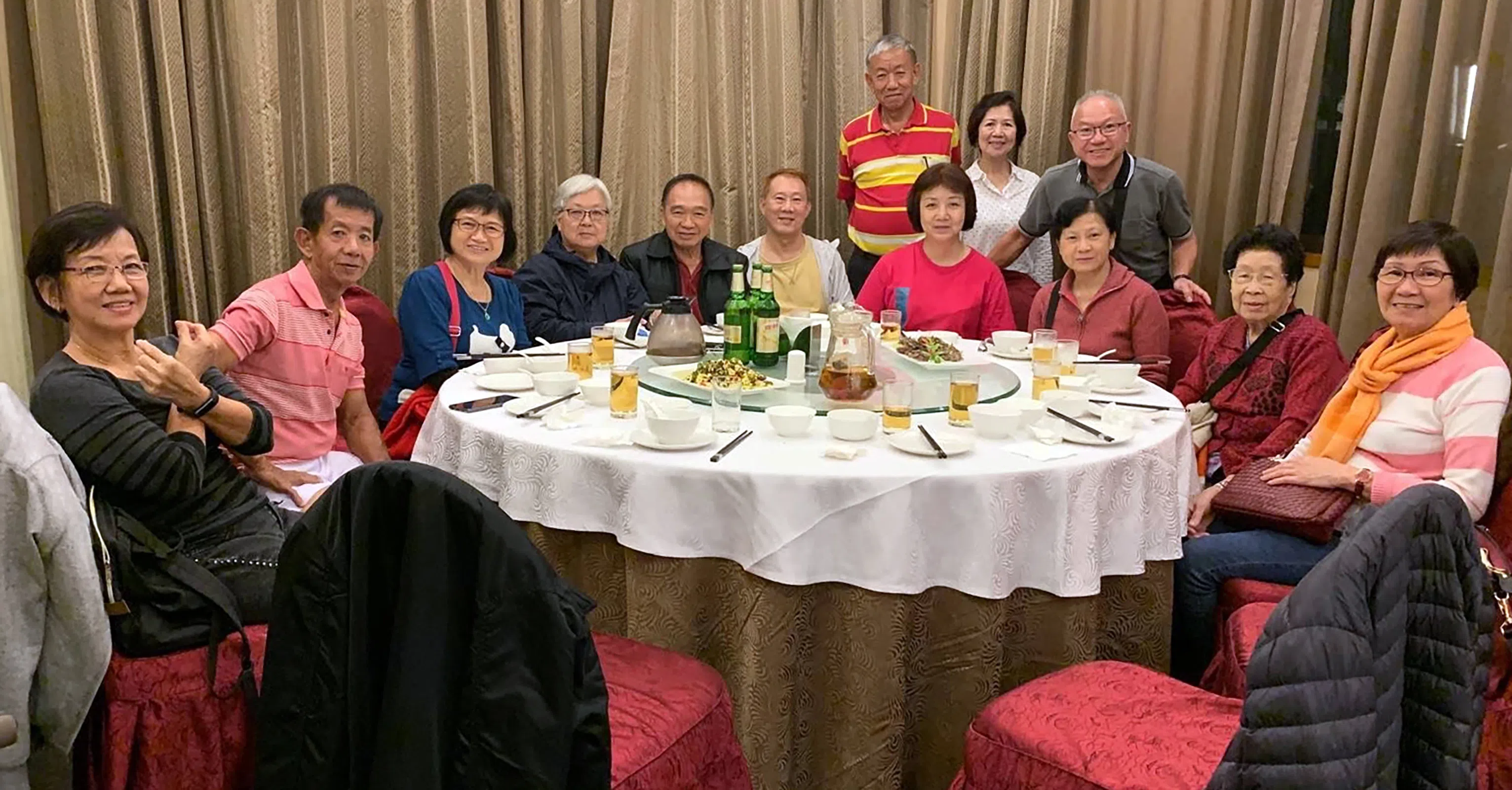 林娇（右二）与在家乡的亲人合照。（受访者提供）