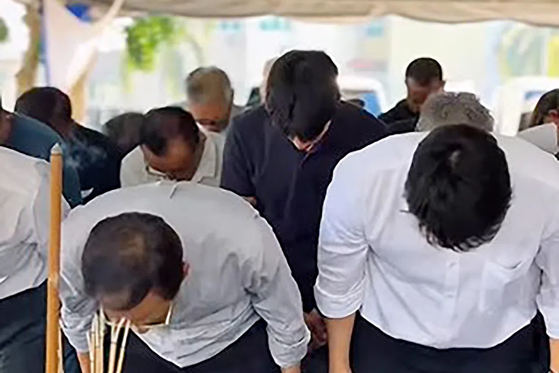 周新兴生前任职的建筑公司代表也到灵堂吊唁。（取自脸书）