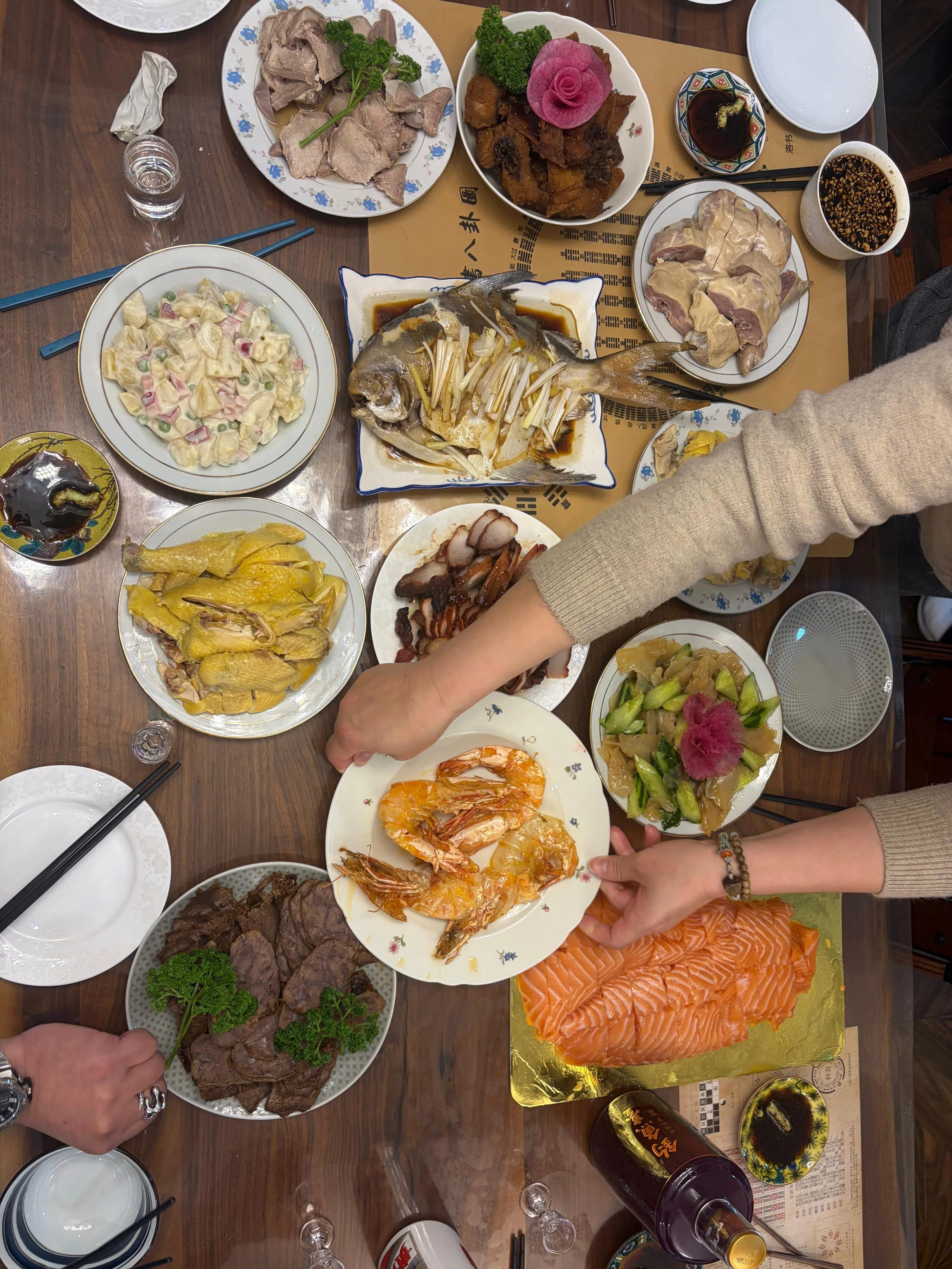 一家人团聚用餐。（受访者提供）