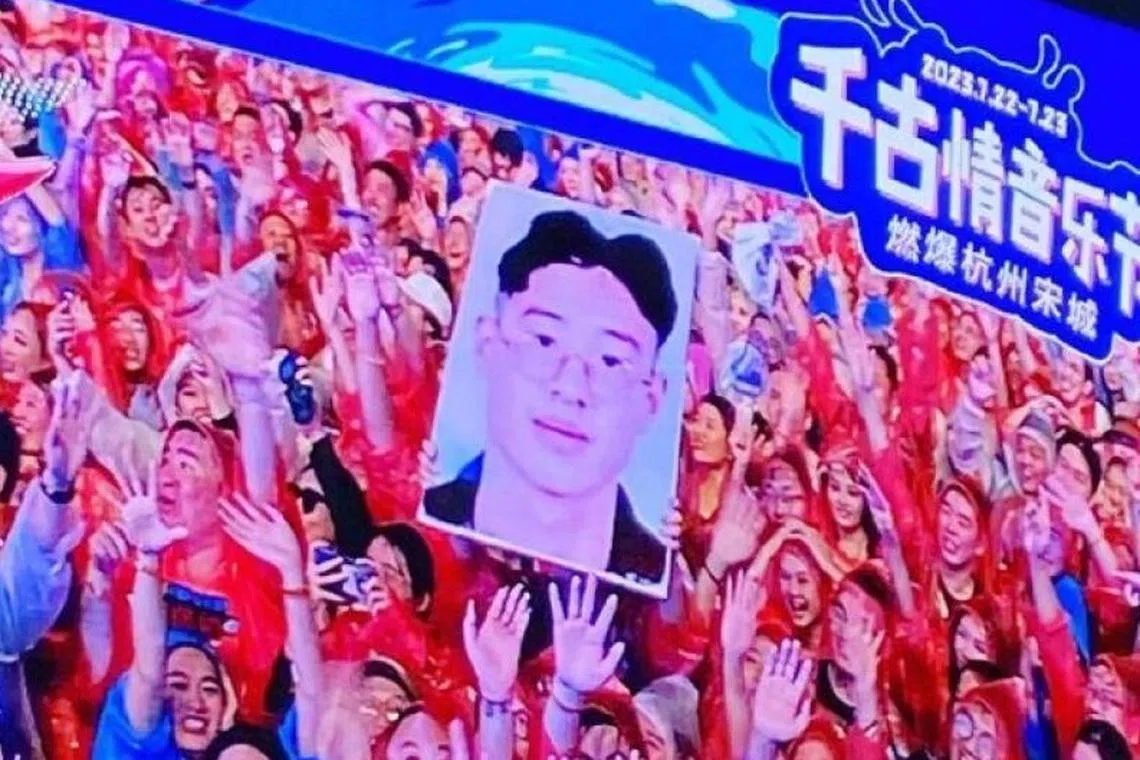  粉丝高举潘玮柏陈年旧照，竟意外“撞脸”金正恩。（取自网络）