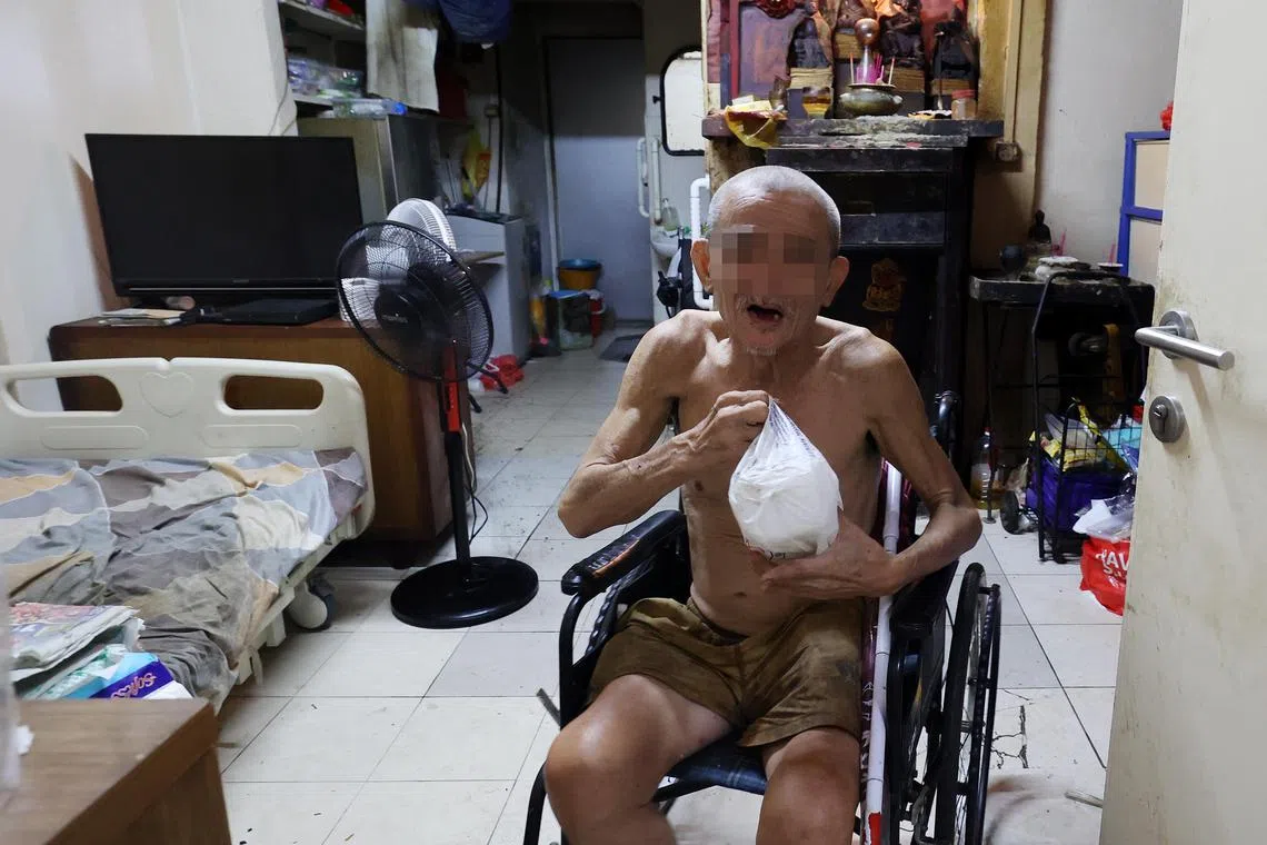 廖先生称由于行动不便，上厕所颇为困难。（刘启成摄）